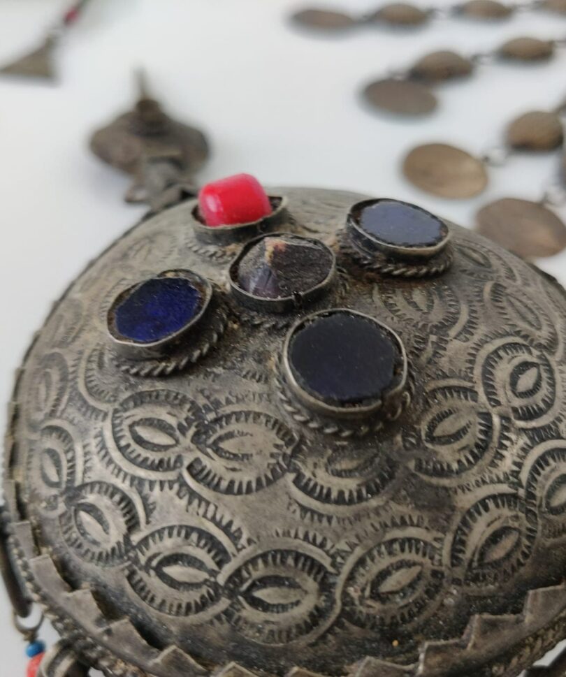 Antiguo conjunto de ceremonia Bereber con Corona de Plata y abalorios en metal