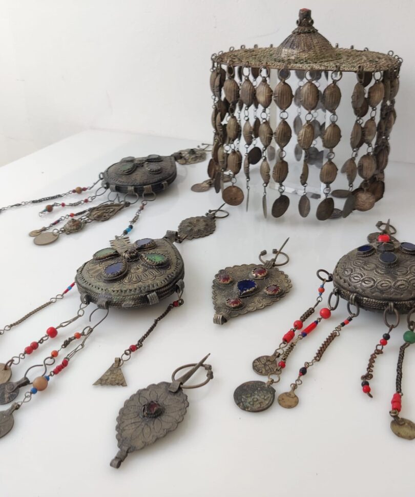 Antiguo conjunto de ceremonia Bereber con Corona de Plata y abalorios en metal