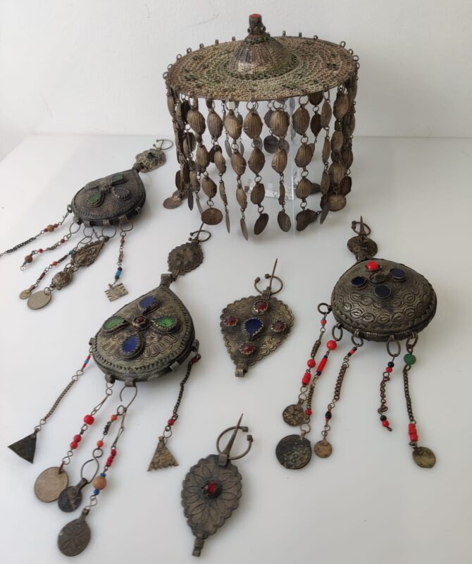 Antiguo conjunto de ceremonia Bereber con Corona de Plata y abalorios en metal - Imagen 2