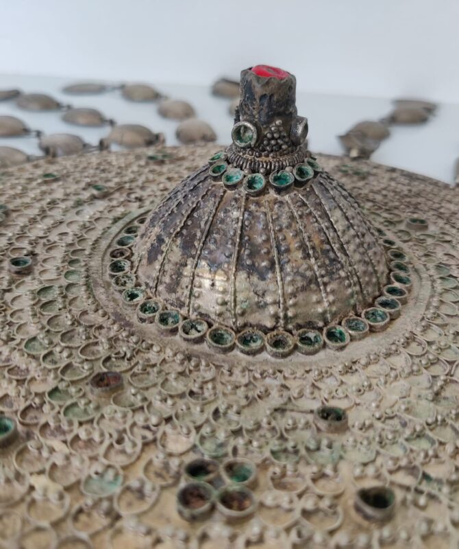 Antiguo conjunto de ceremonia Bereber con Corona de Plata y abalorios en metal - Imagen 5