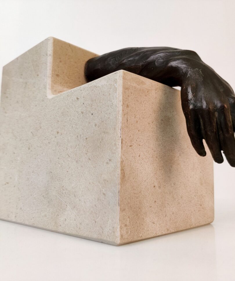 Escultura figurativa en bronce por J. Mariscal