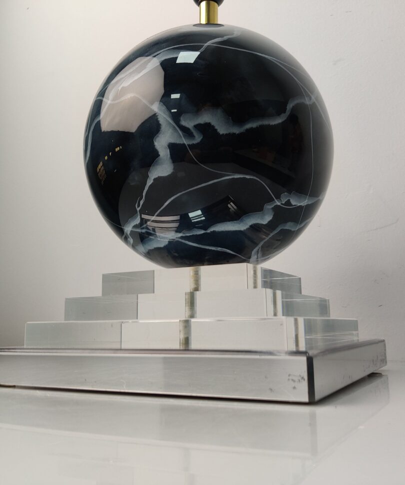 Exclusiva lámpara Vintage con esfera de cristal efecto mármol, 1960s