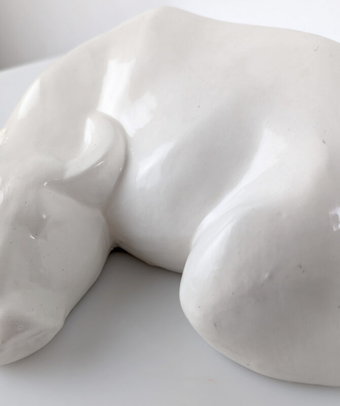Escultura animal Búfalo de agua descansando por Elena Laverón - Imagen 5