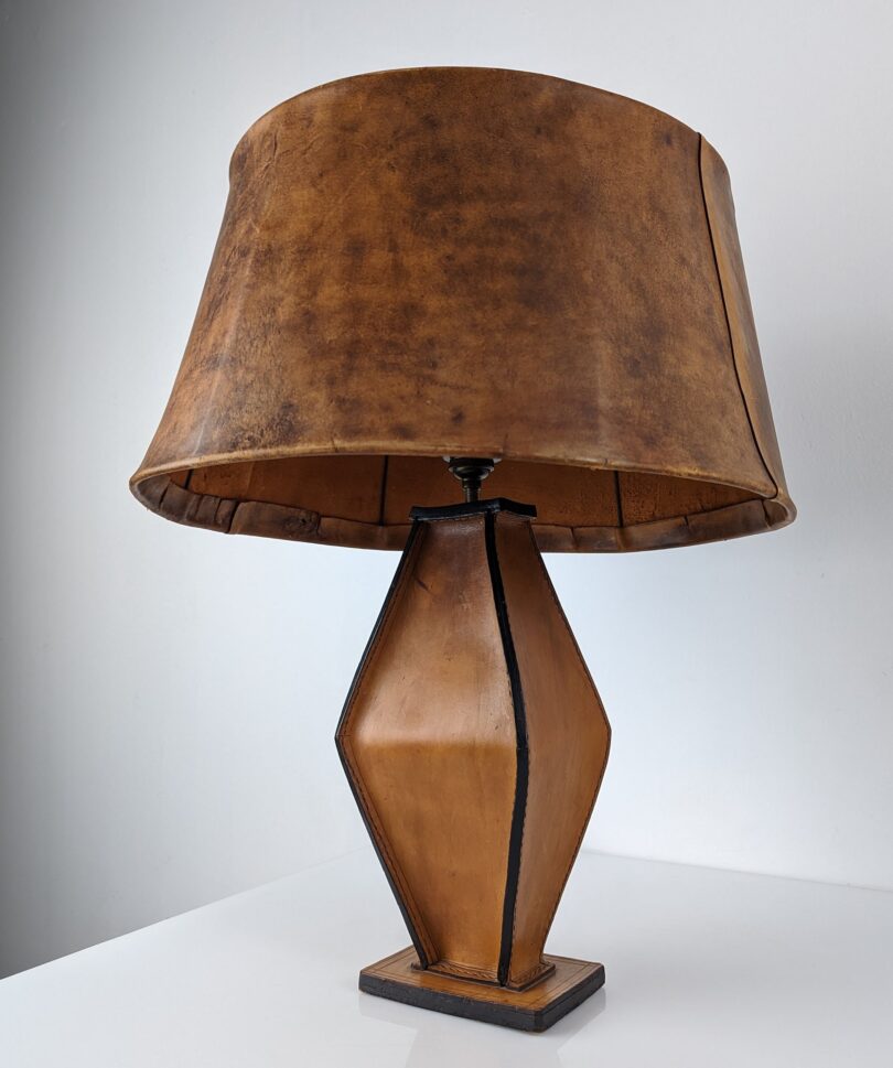Lámpara de mesa en cuero por Jacques Adnet 1940s