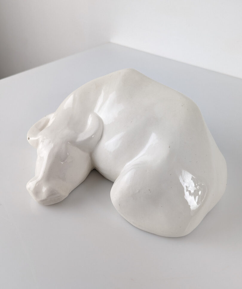Escultura animal Búfalo de agua descansando por Elena Laverón