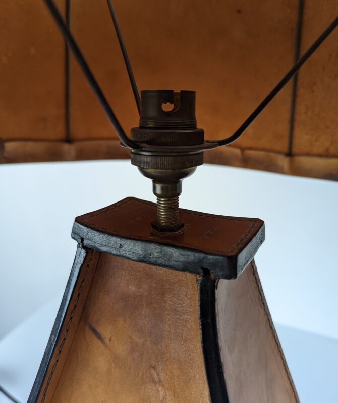 Lámpara de mesa en cuero por Jacques Adnet 1940s - Imagen 3