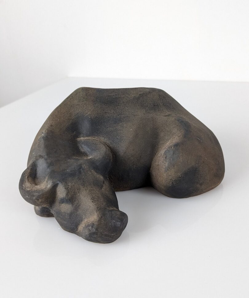 Escultura animal Búfalo de agua descansando por Elena Laverón