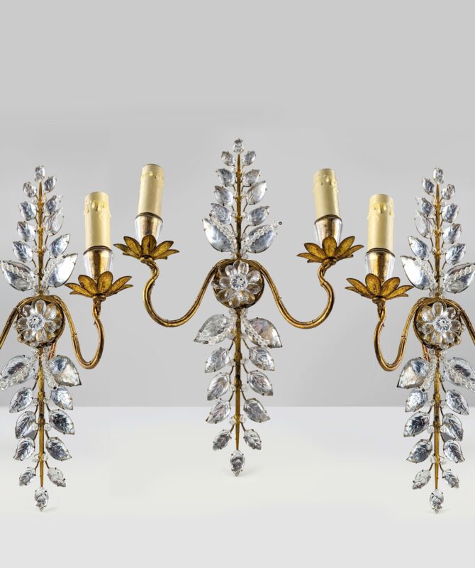 Set de tres apliques florales de Maison Bagues en cristal y metal dorado