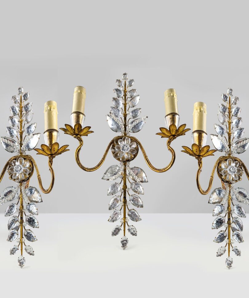 Set de tres apliques florales de Maison Bagues en cristal y metal dorado