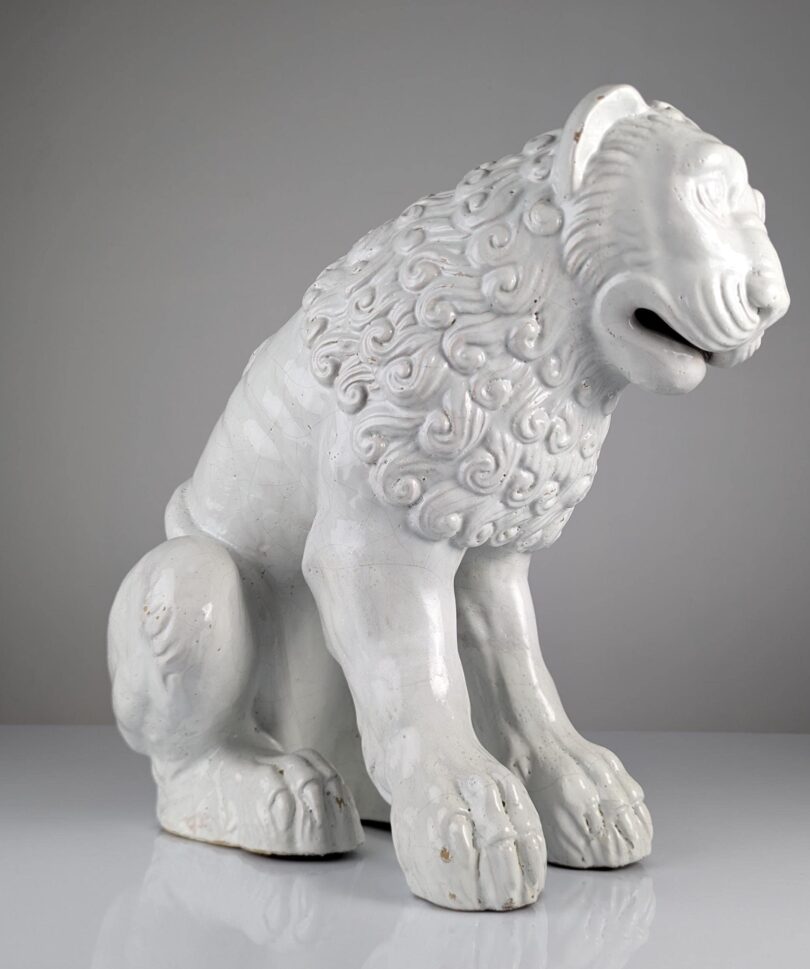 Escultura de León en Barro Vidriado de estilo Románico, Early 20th century