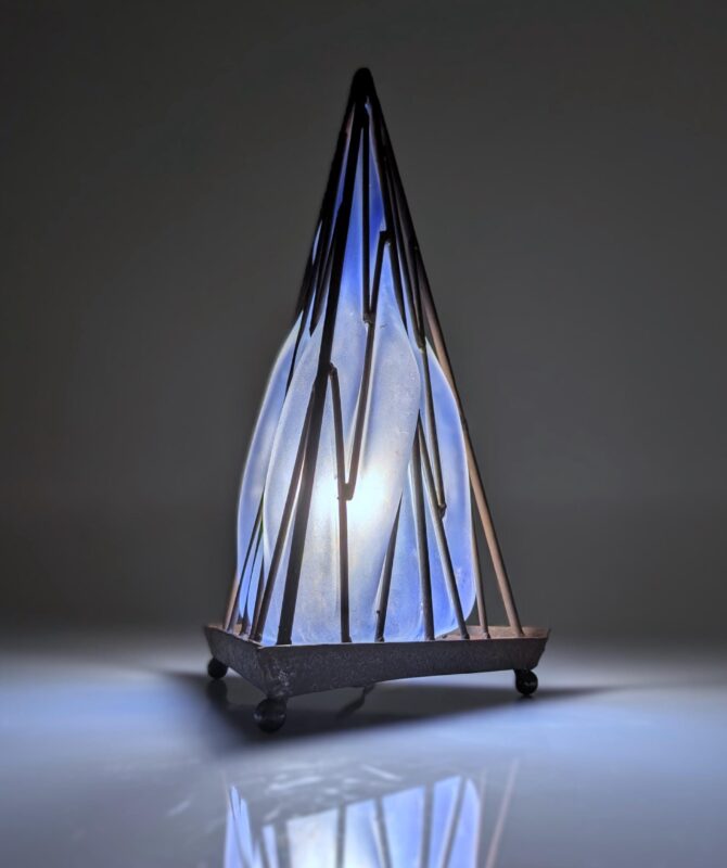 Lámpara de mesa Pirámide de hierro y cristal soplado Mid-century - Imagen 5