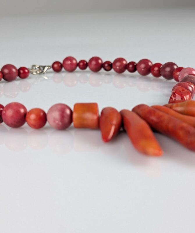 Collar de Coral Rojo con Ramas y Cuentas de Diseño Único - Imagen 5