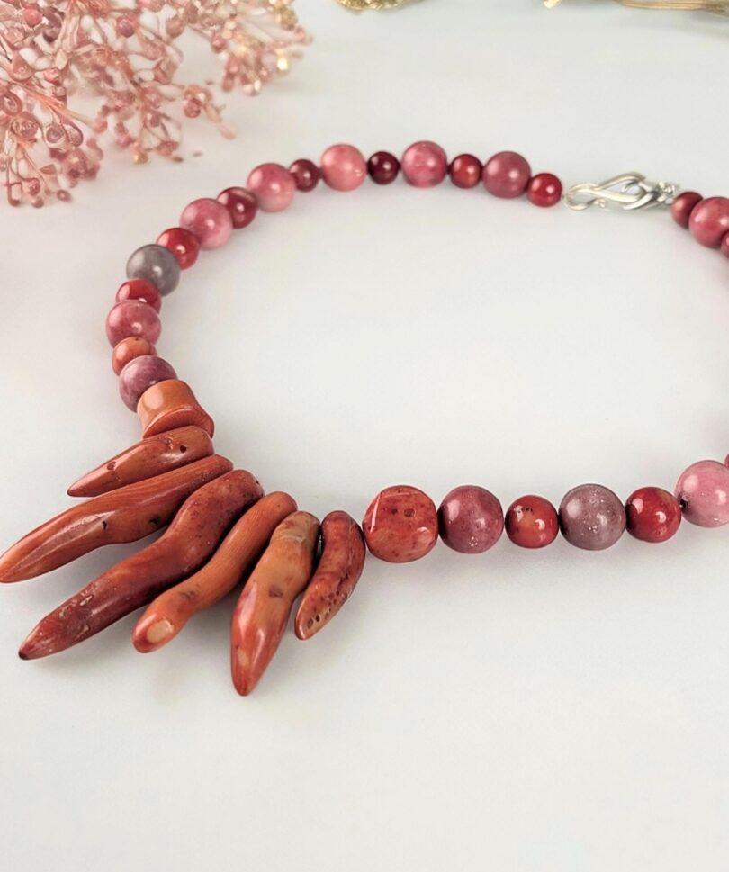 Collar de Coral Rojo con Ramas y Cuentas de Diseño Único