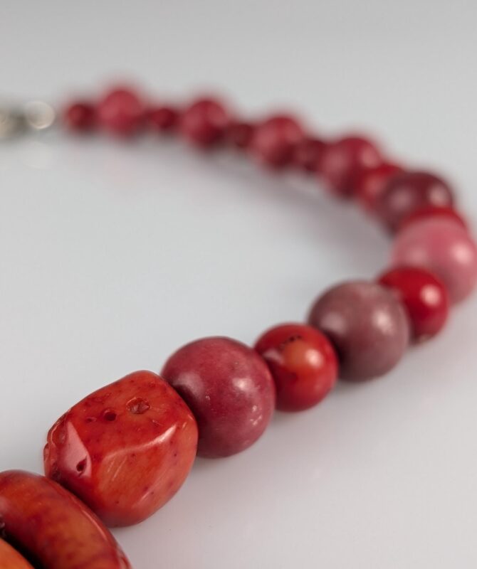 Collar de Coral Rojo con Ramas y Cuentas de Diseño Único - Imagen 7