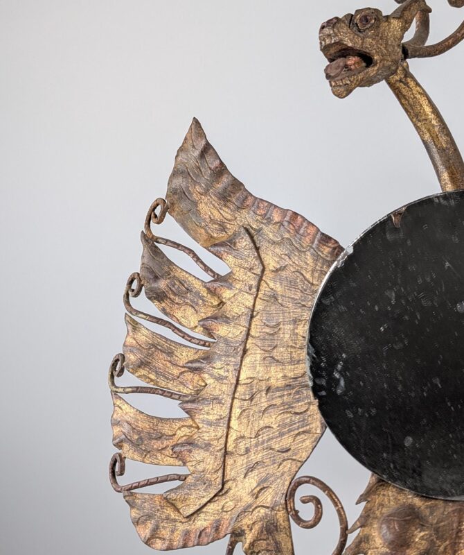 Espejo Estilo Neogótico Español en Hierro Dorado con Dragón de Dos Cabezas - Imagen 4