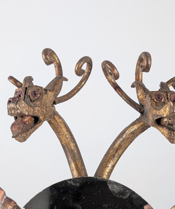 Espejo Estilo Neogótico Español en Hierro Dorado con Dragón de Dos Cabezas - Imagen 6