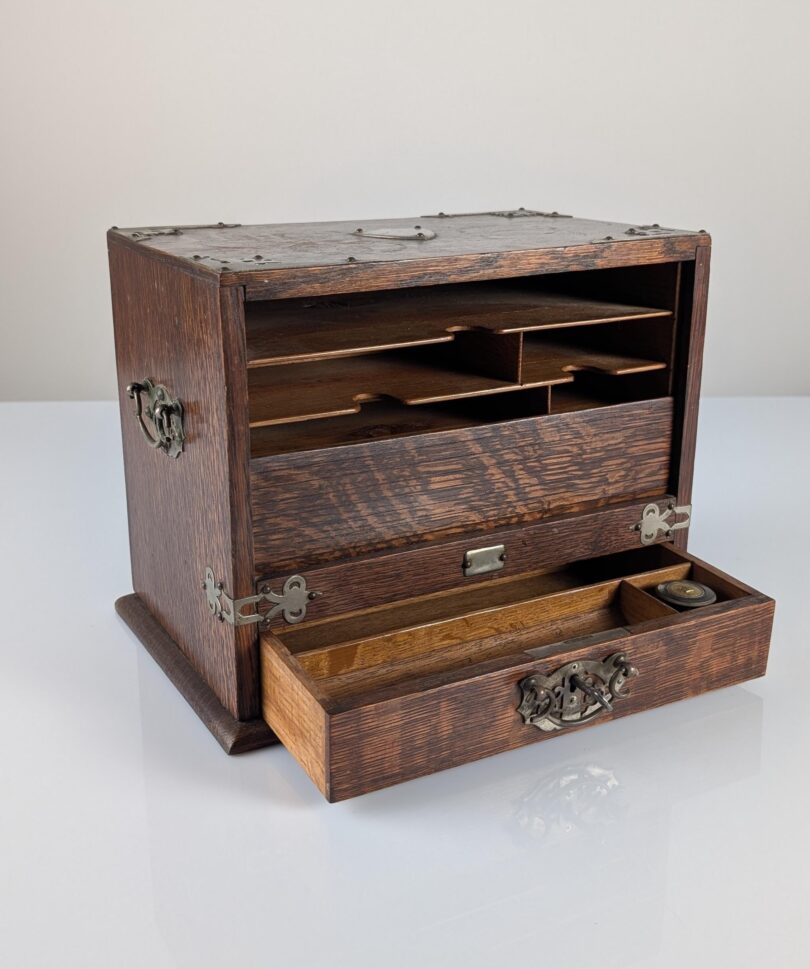 Escribanía Victoriana de Sobremesa en Roble Oscuro con Persiana Automática, Inglaterra, Siglo XIX