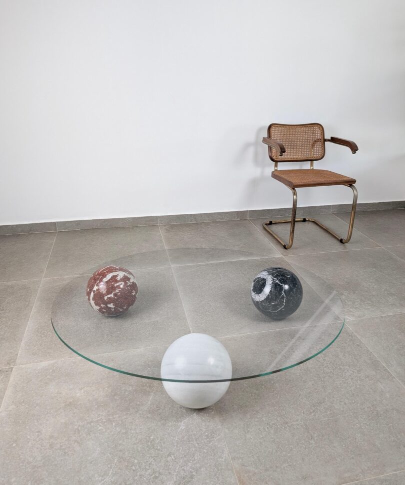 Mesa Italiana con Esferas de Mármol Tricolor, 1990s