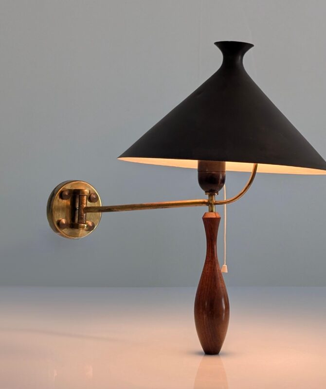 Aplique de Pared Mid-Century en Latón y Madera con Pantalla Negra, 1950s