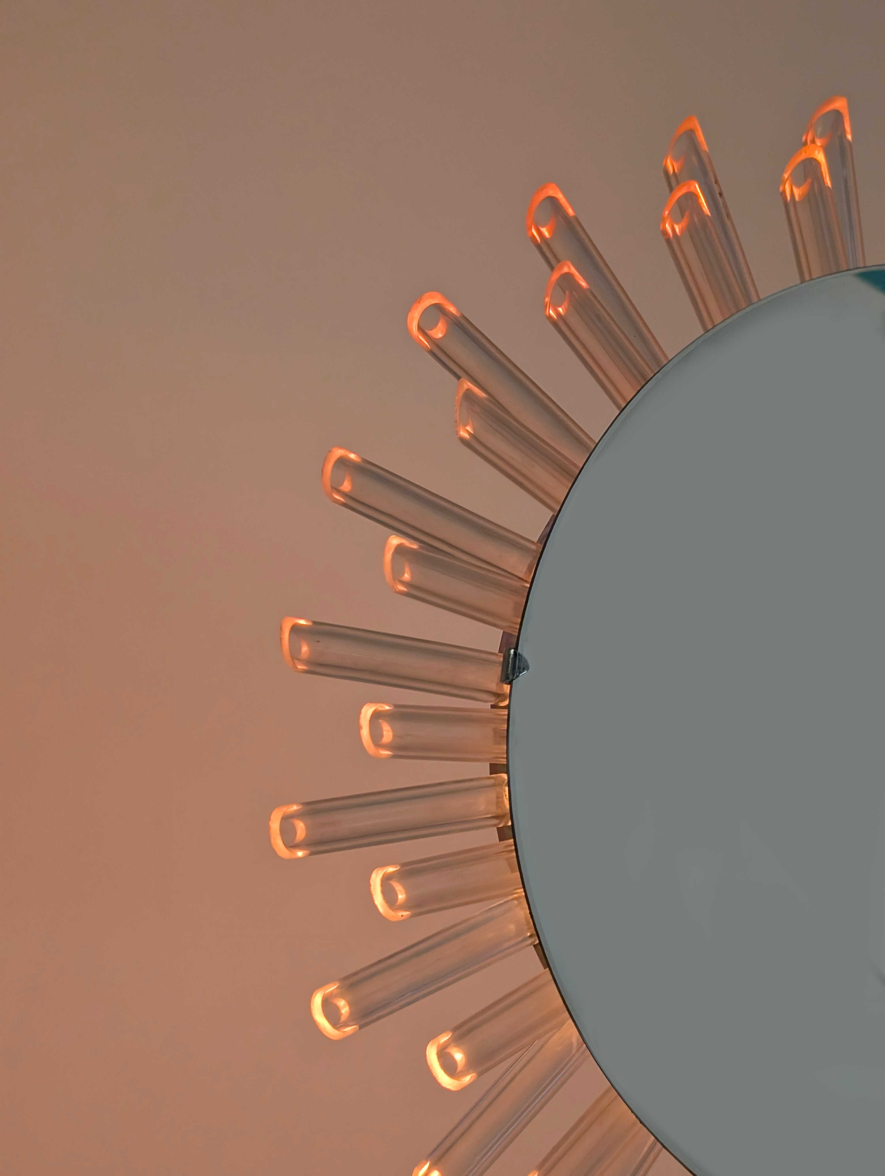 Espejo Sol Mid-Century Modern de Pared en Lucite con Luz Rosada, 1970s - Imagen 6