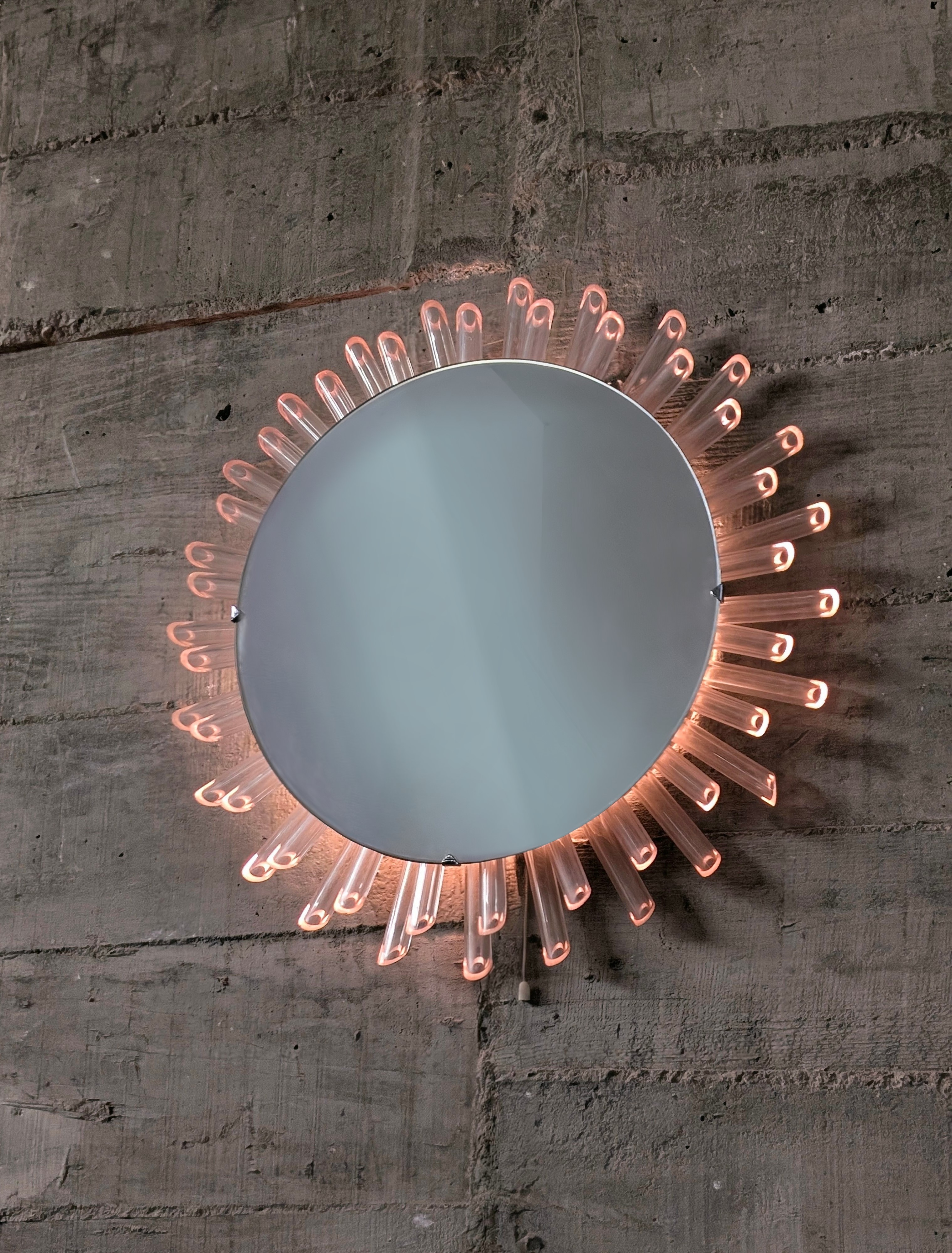 Espejo Sol Mid-Century Modern de Pared en Lucite con Luz Rosada, 1970s - Imagen 2