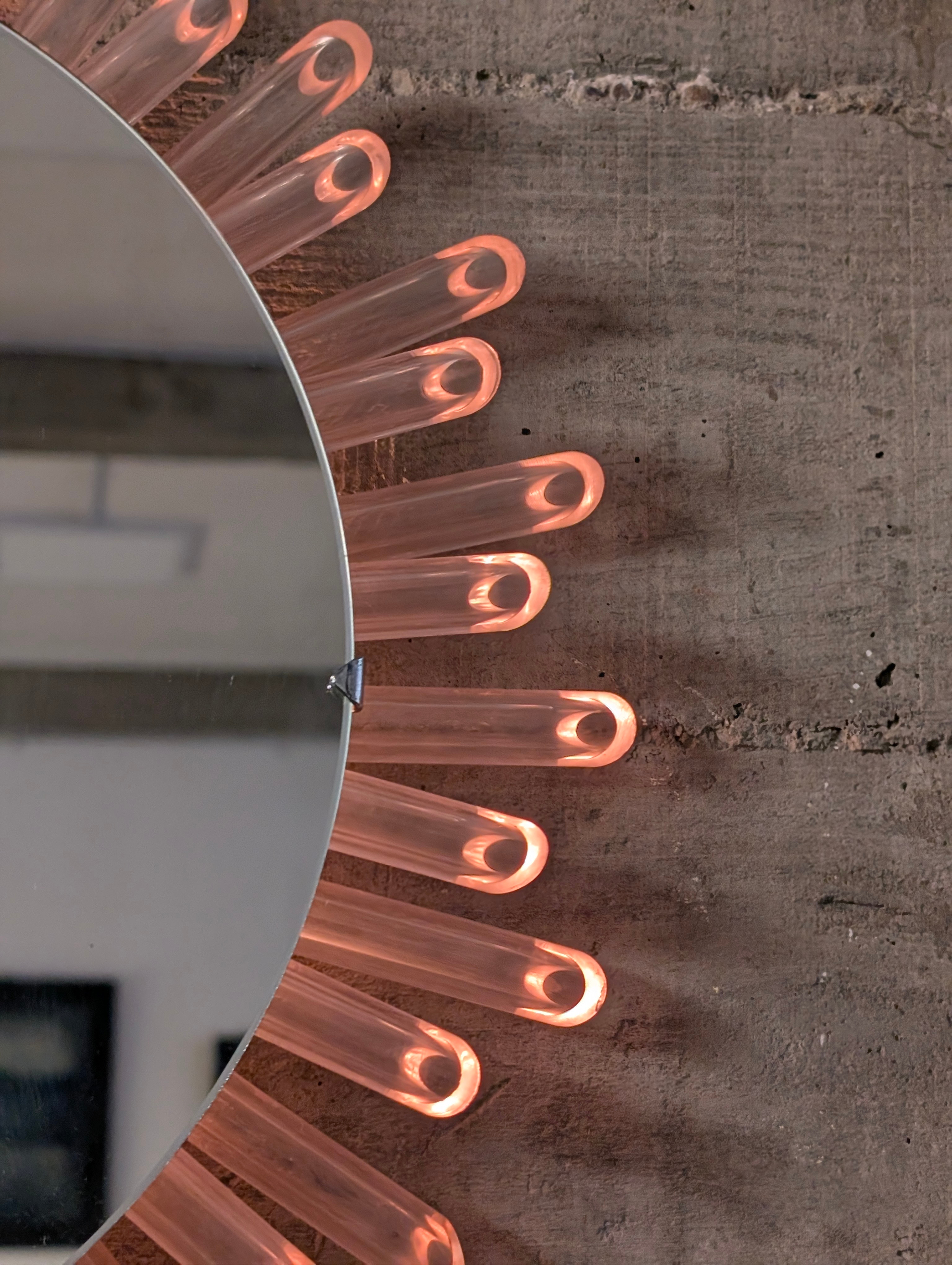 Espejo Sol Mid-Century Modern de Pared en Lucite con Luz Rosada, 1970s - Imagen 3