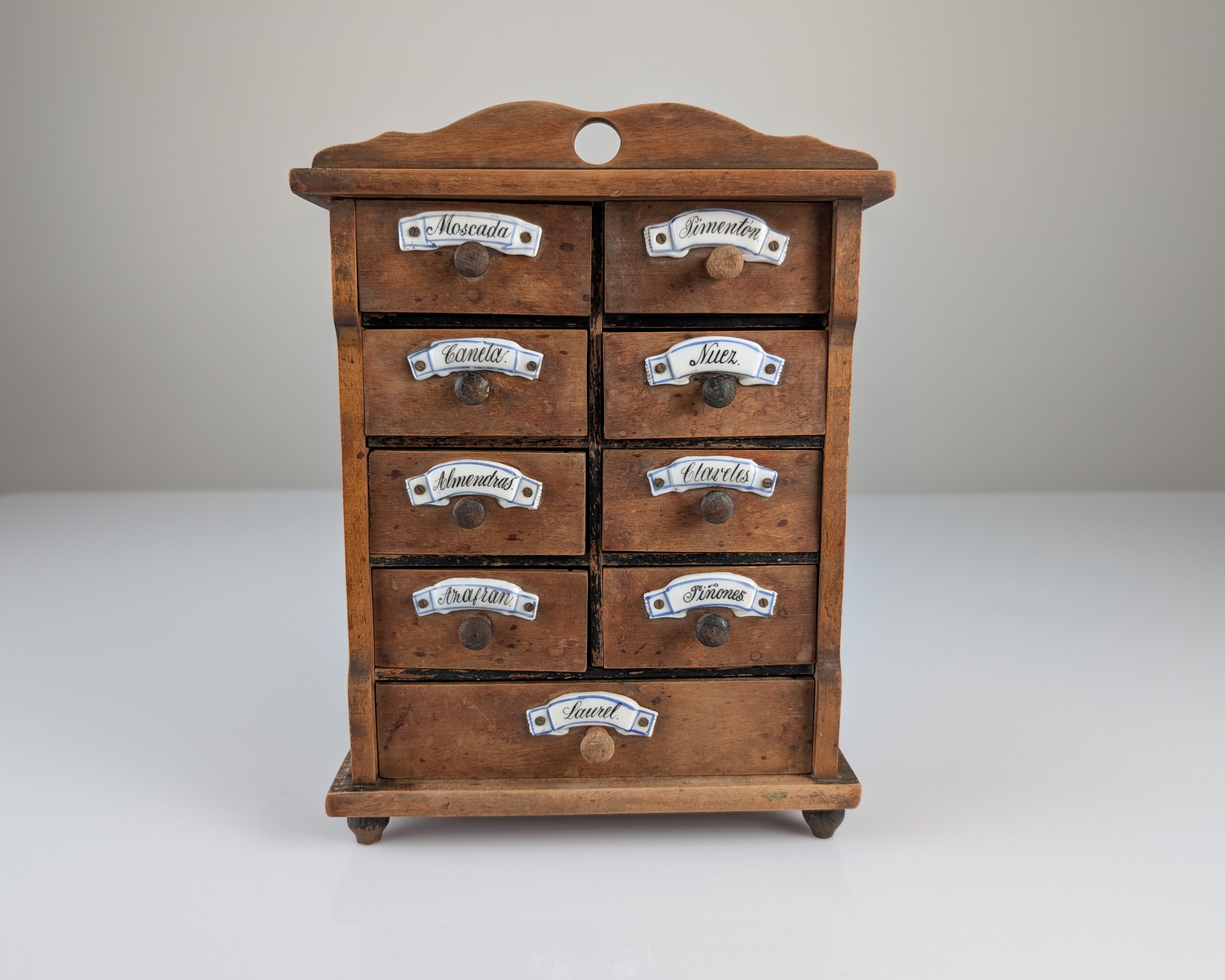Especiero Rústico Español de Madera con Etiquetas de Cerámica 1930s - Imagen 20