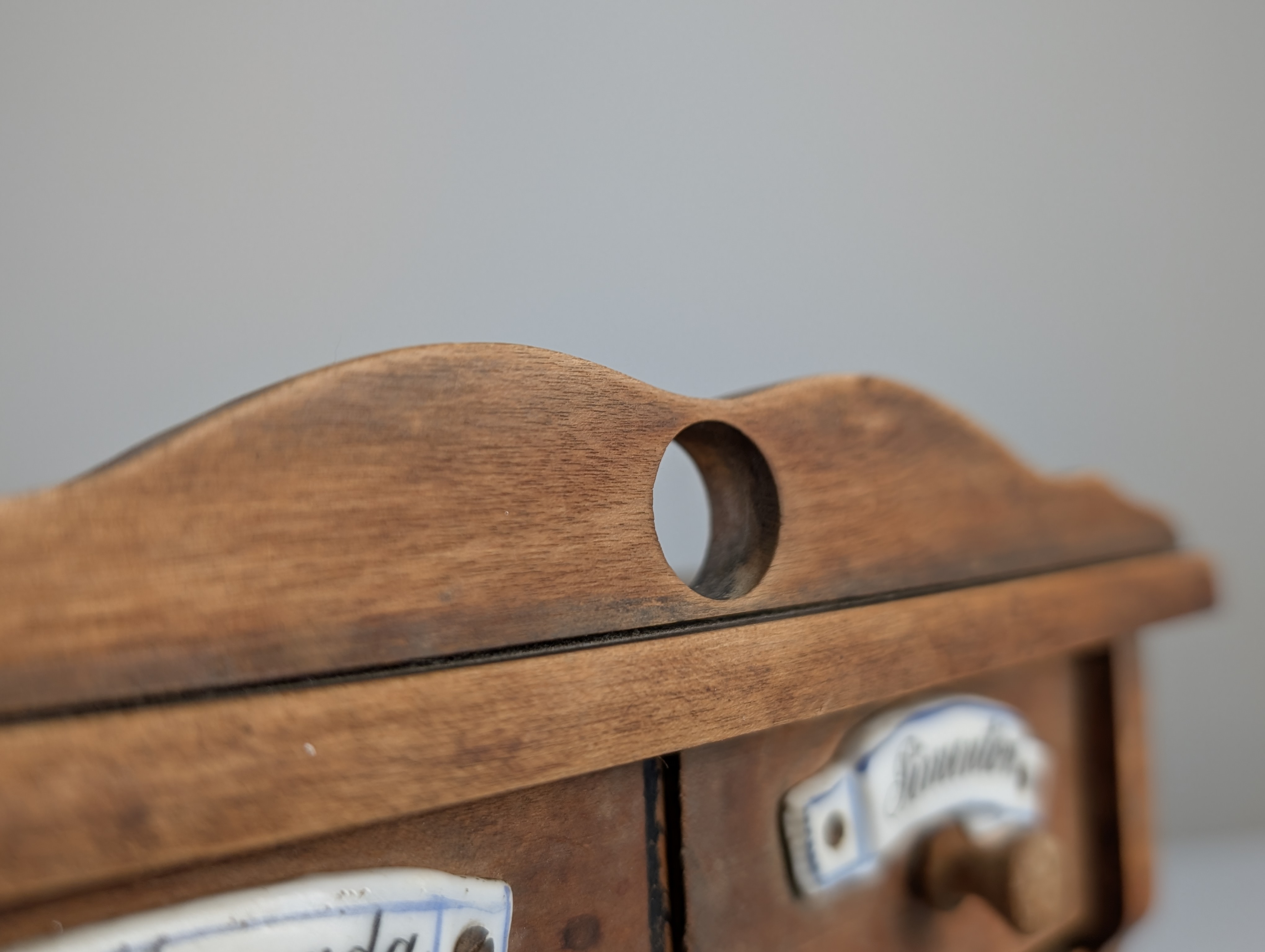 Especiero Rústico Español de Madera con Etiquetas de Cerámica 1930s - Imagen 5