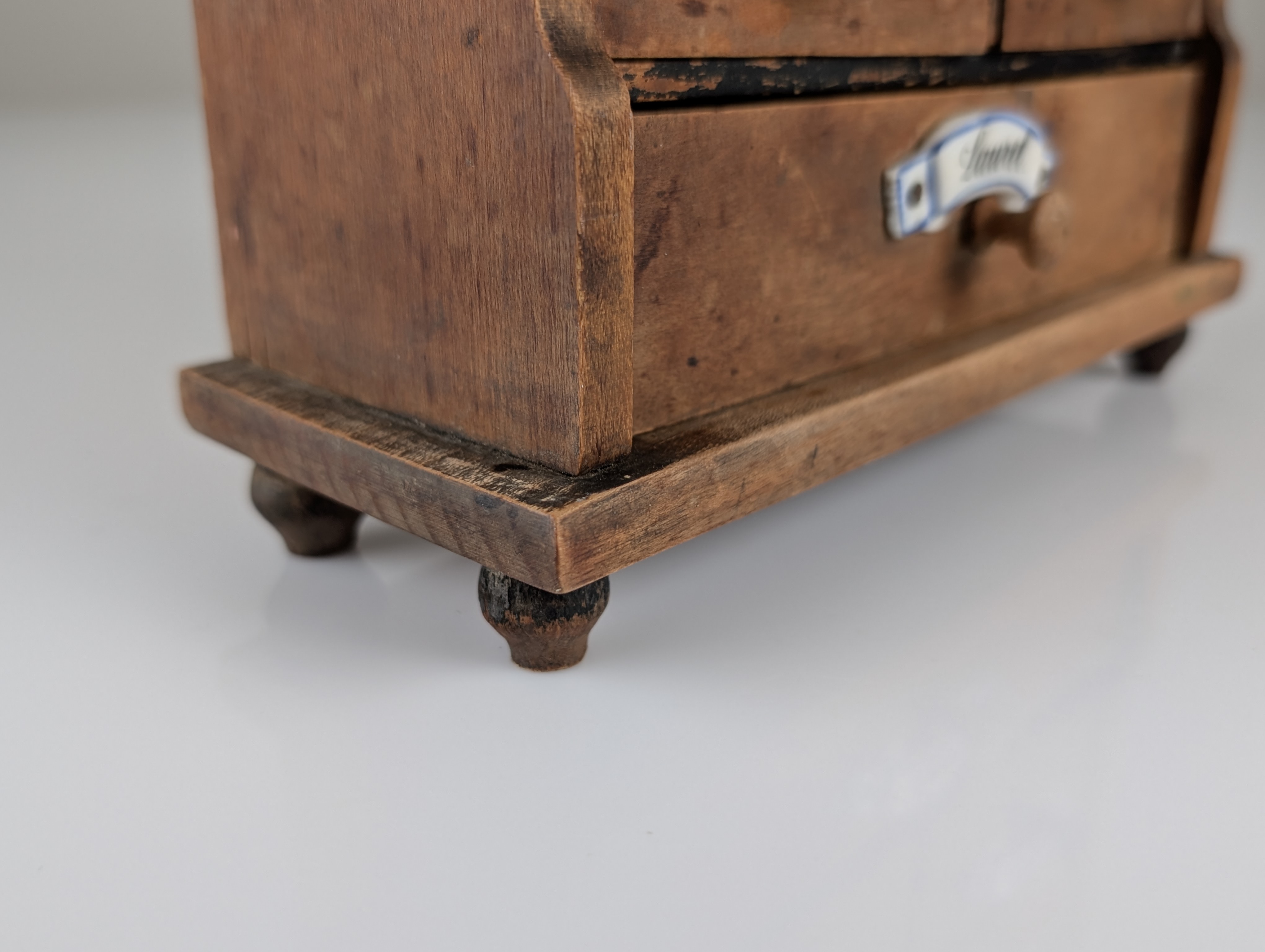 Especiero Rústico Español de Madera con Etiquetas de Cerámica 1930s - Imagen 6