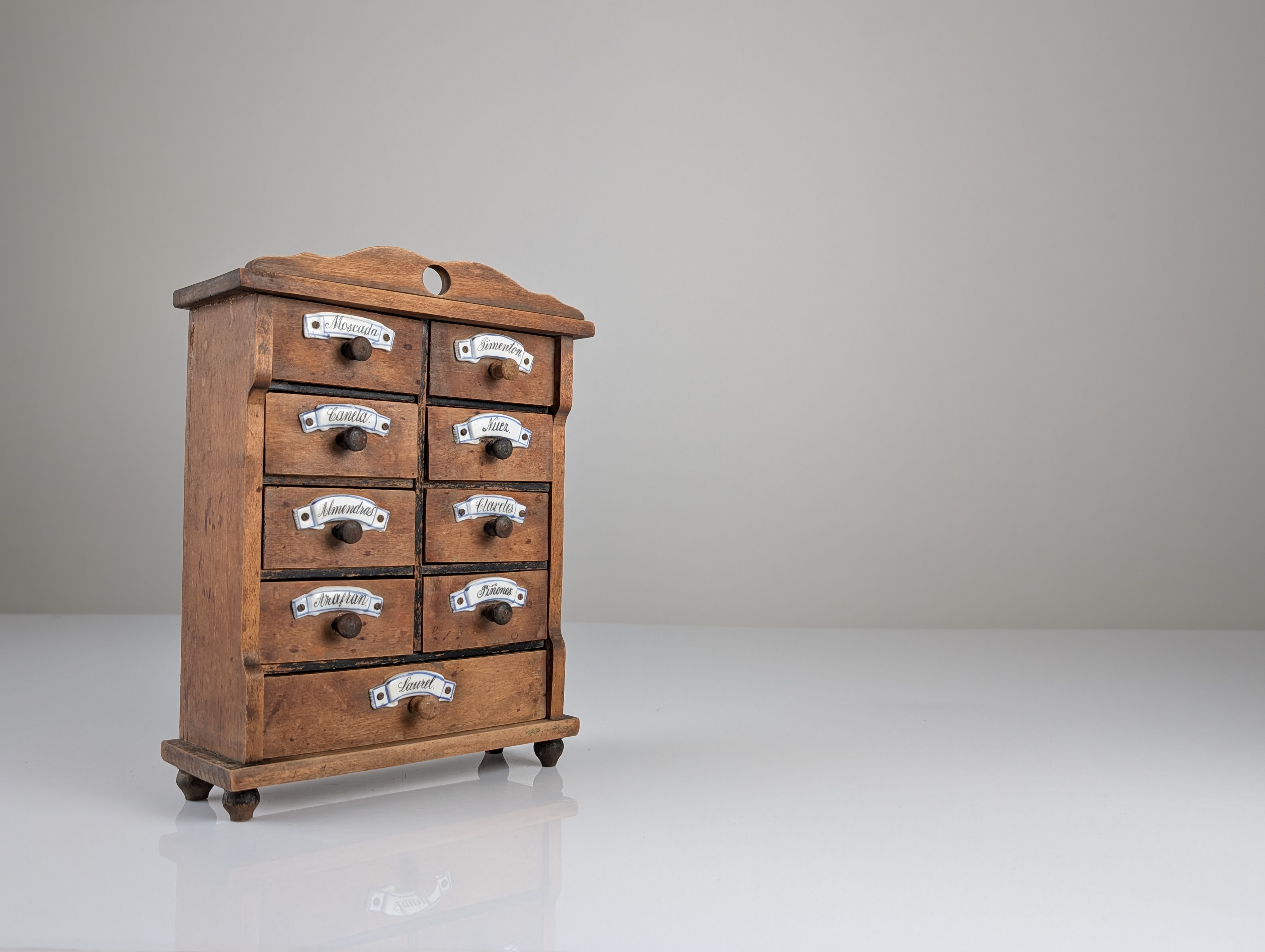 Especiero Rústico Español de Madera con Etiquetas de Cerámica 1930s - Imagen 12