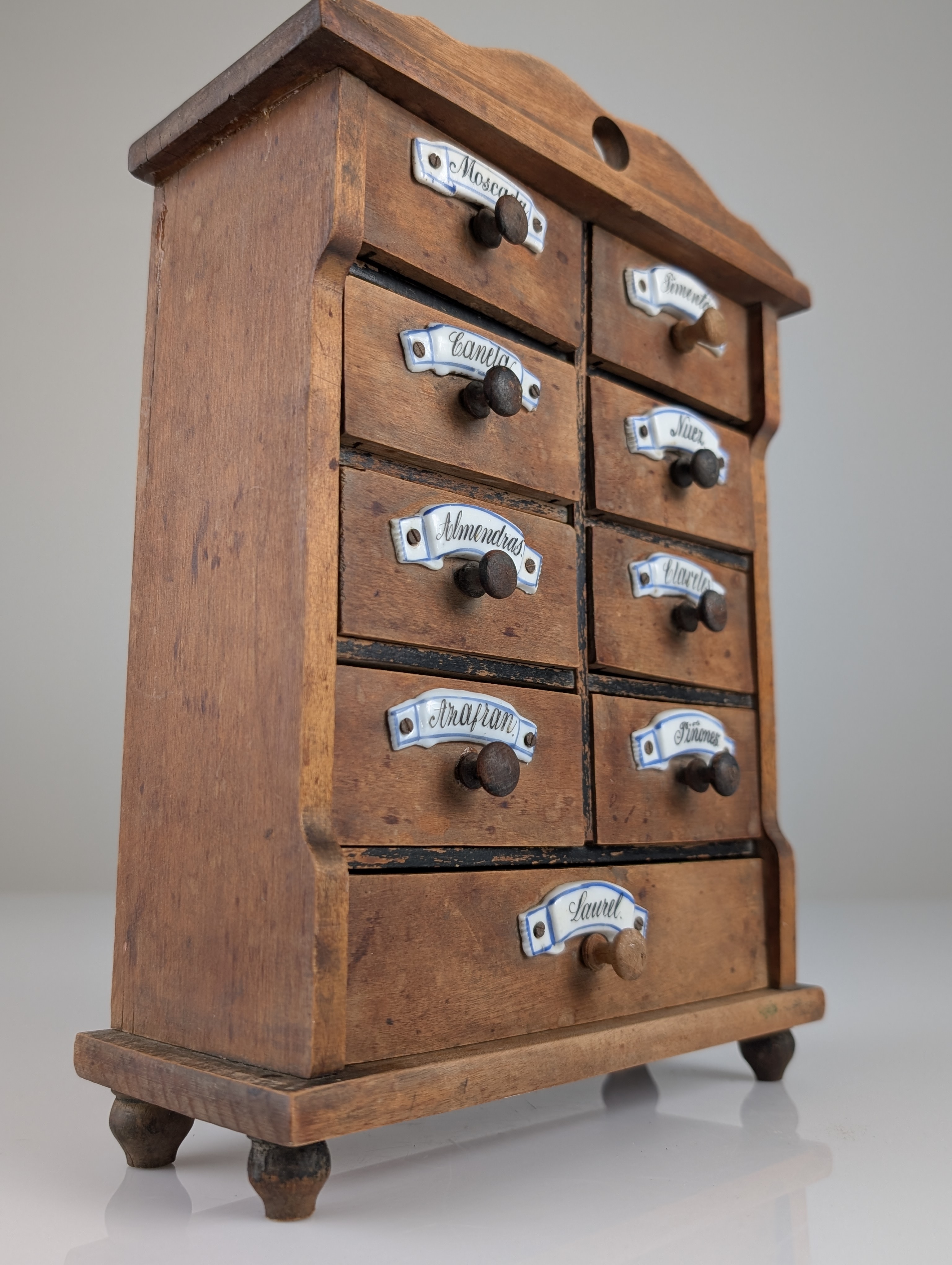 Especiero Rústico Español de Madera con Etiquetas de Cerámica 1930s - Imagen 11
