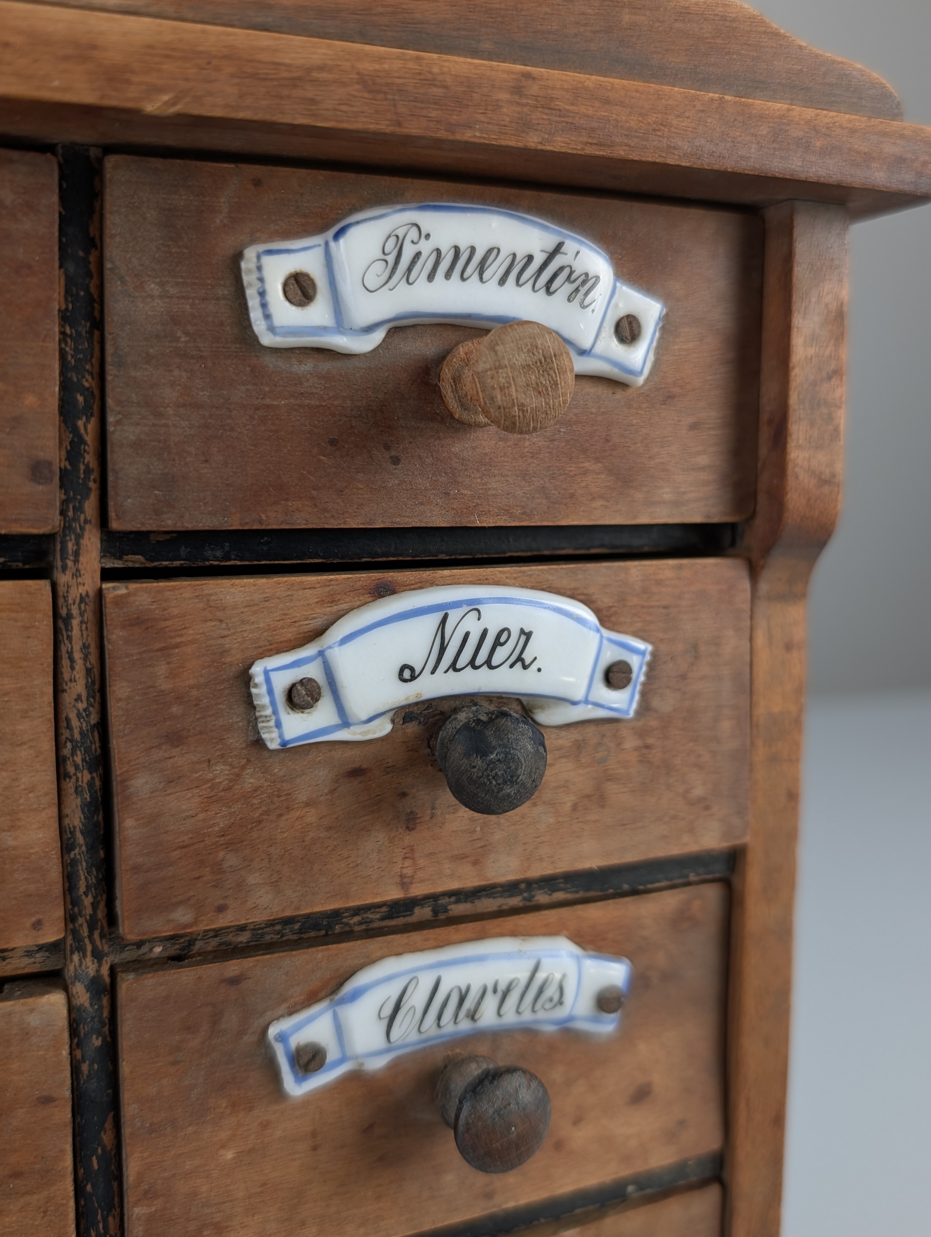 Especiero Rústico Español de Madera con Etiquetas de Cerámica 1930s - Imagen 9