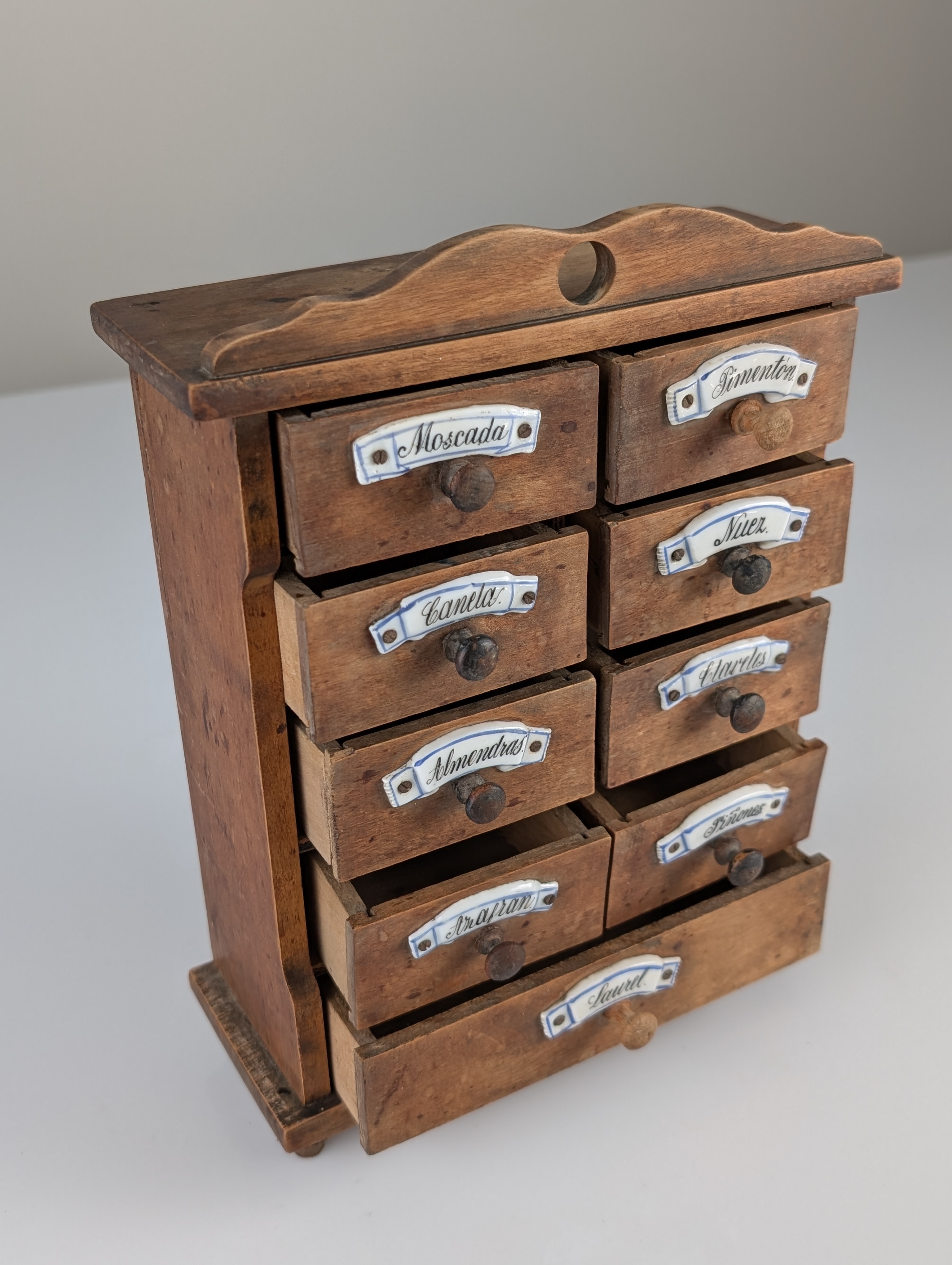 Especiero Rústico Español de Madera con Etiquetas de Cerámica 1930s - Imagen 8
