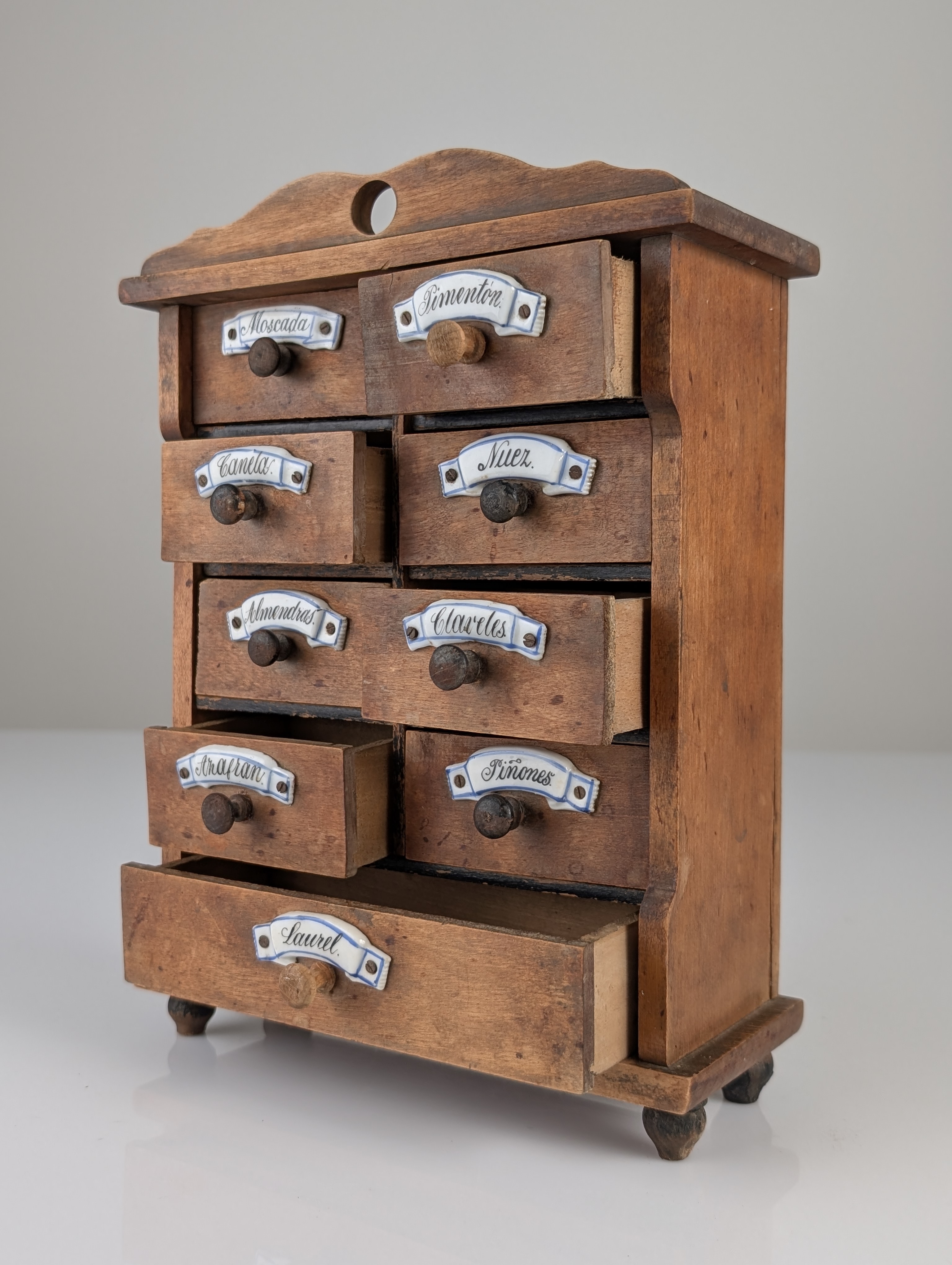 Especiero Rústico Español de Madera con Etiquetas de Cerámica 1930s - Imagen 4