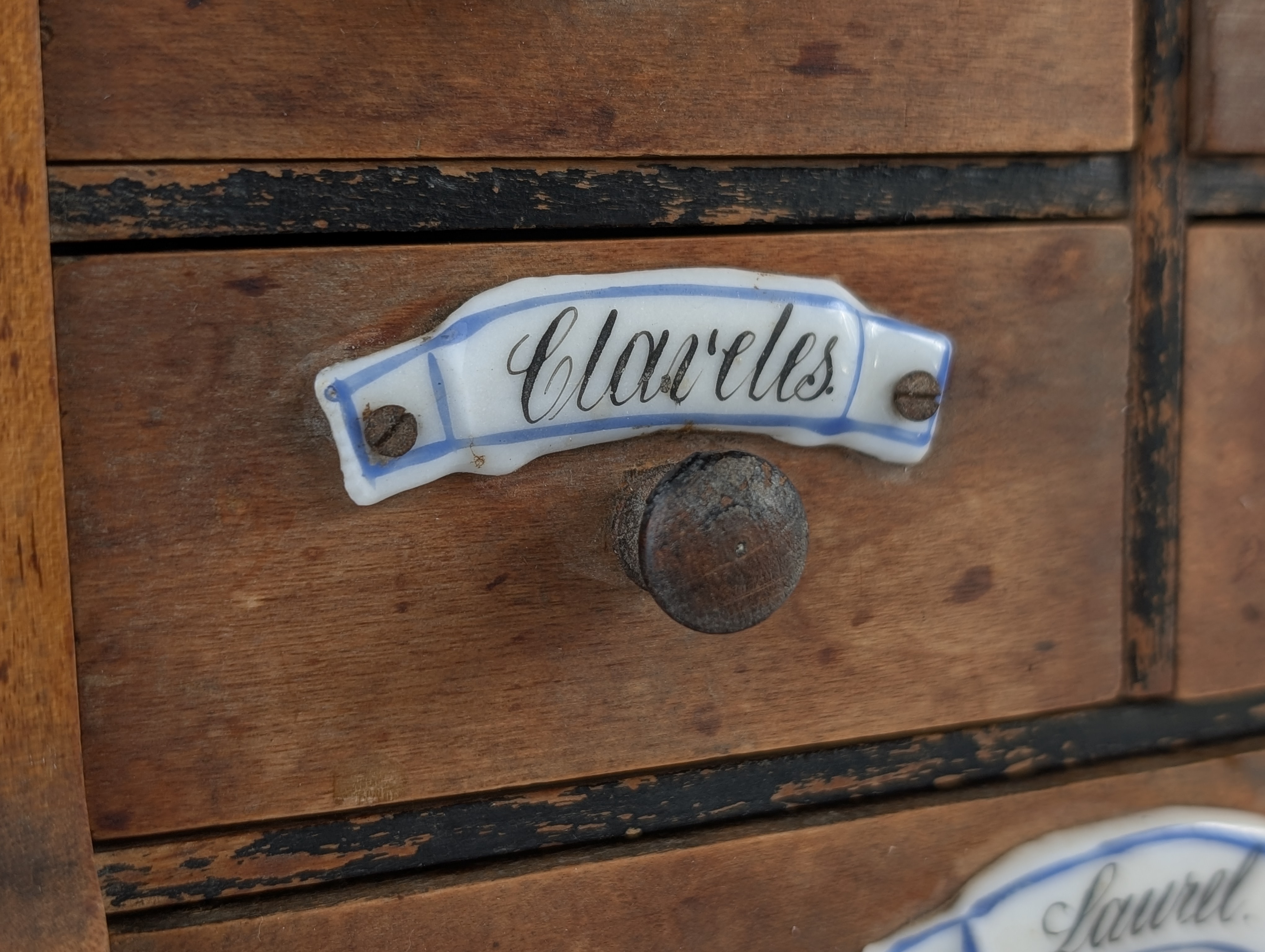 Especiero Rústico Español de Madera con Etiquetas de Cerámica 1930s - Imagen 19