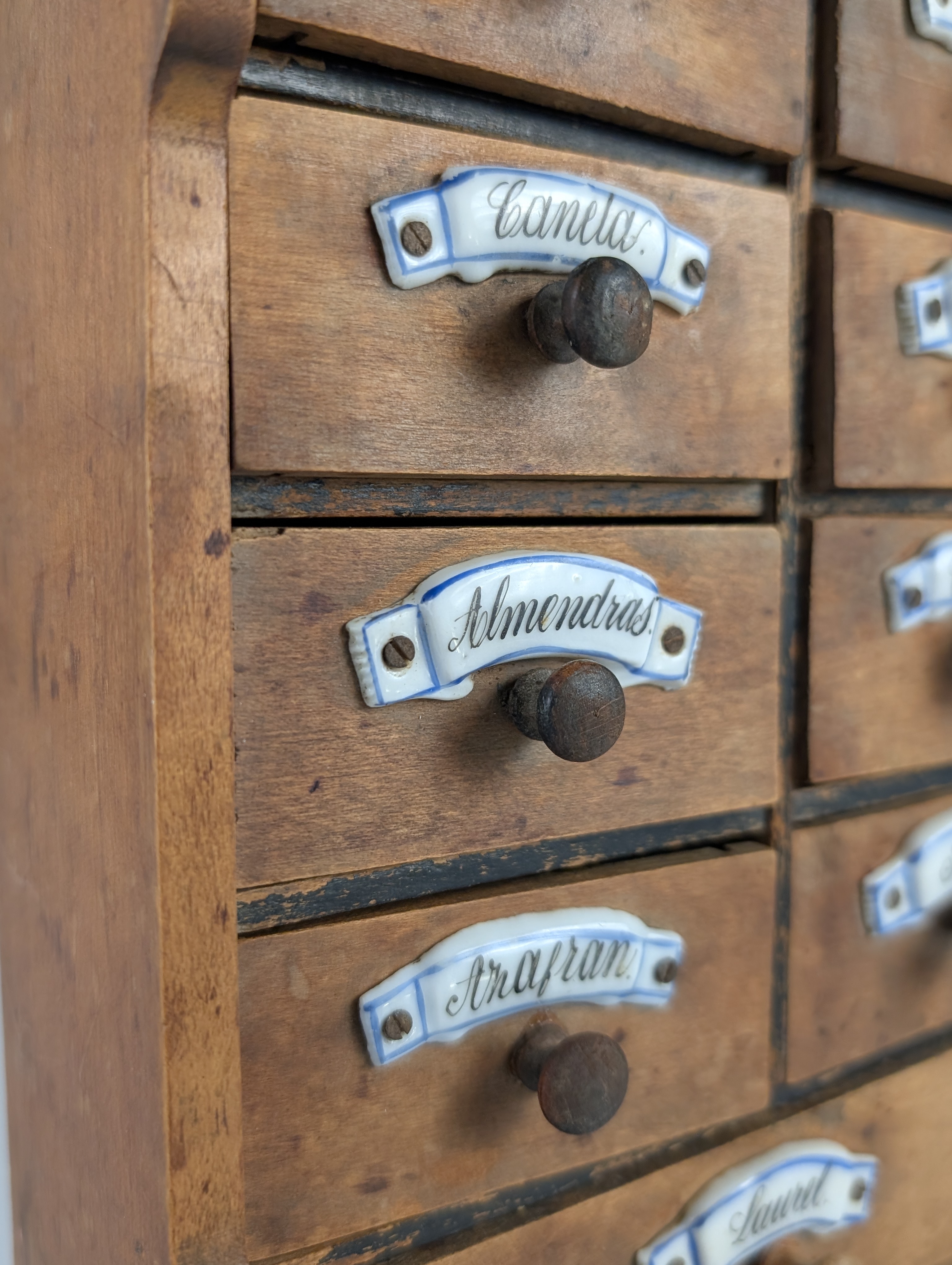 Especiero Rústico Español de Madera con Etiquetas de Cerámica 1930s - Imagen 18