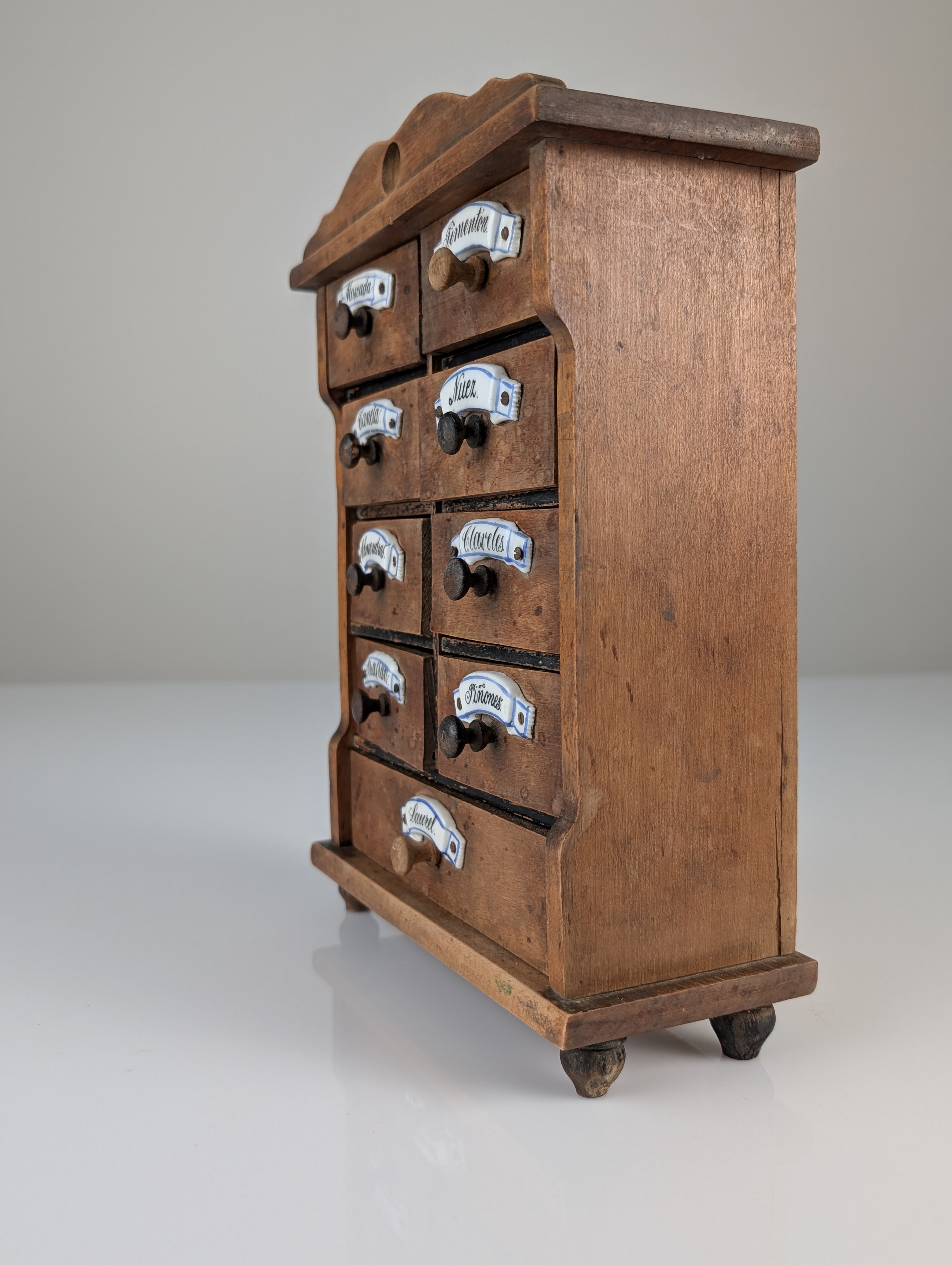 Especiero Rústico Español de Madera con Etiquetas de Cerámica 1930s - Imagen 16