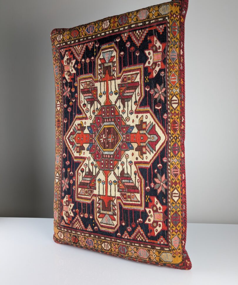 Gran Cojín de Suelo Kilim Soumak Caucásico de Lana, Mediados de Siglo