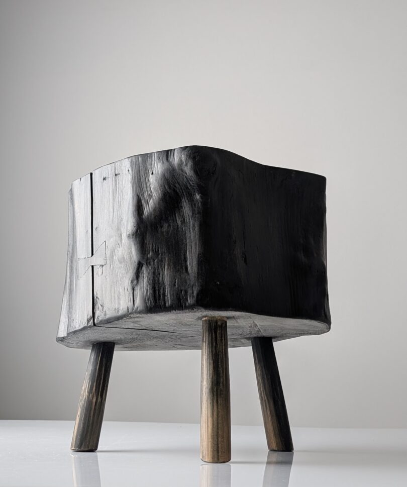 Taburete Wabi-Sabi de Madera Ebanizada Negra con Juntas de Mariposa