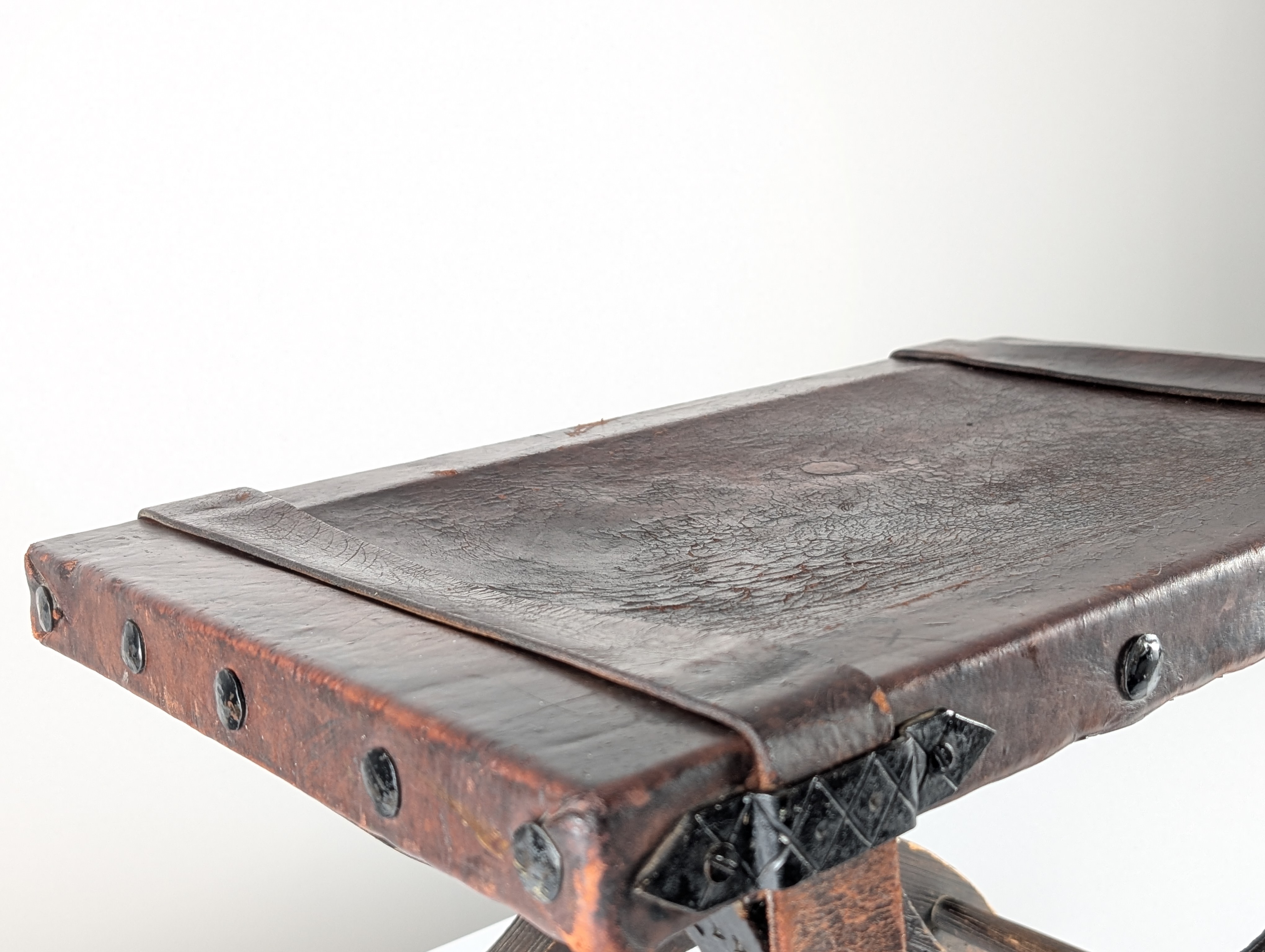 Taburete Curul Colonial de Cuero y Hierro Forjado, México, 1940s - Imagen 12