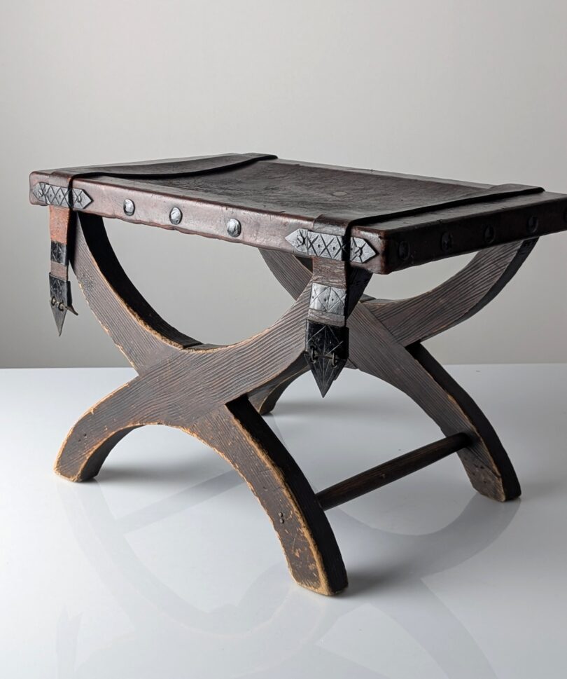 Taburete Curul Colonial de Cuero y Hierro Forjado, México, 1940s