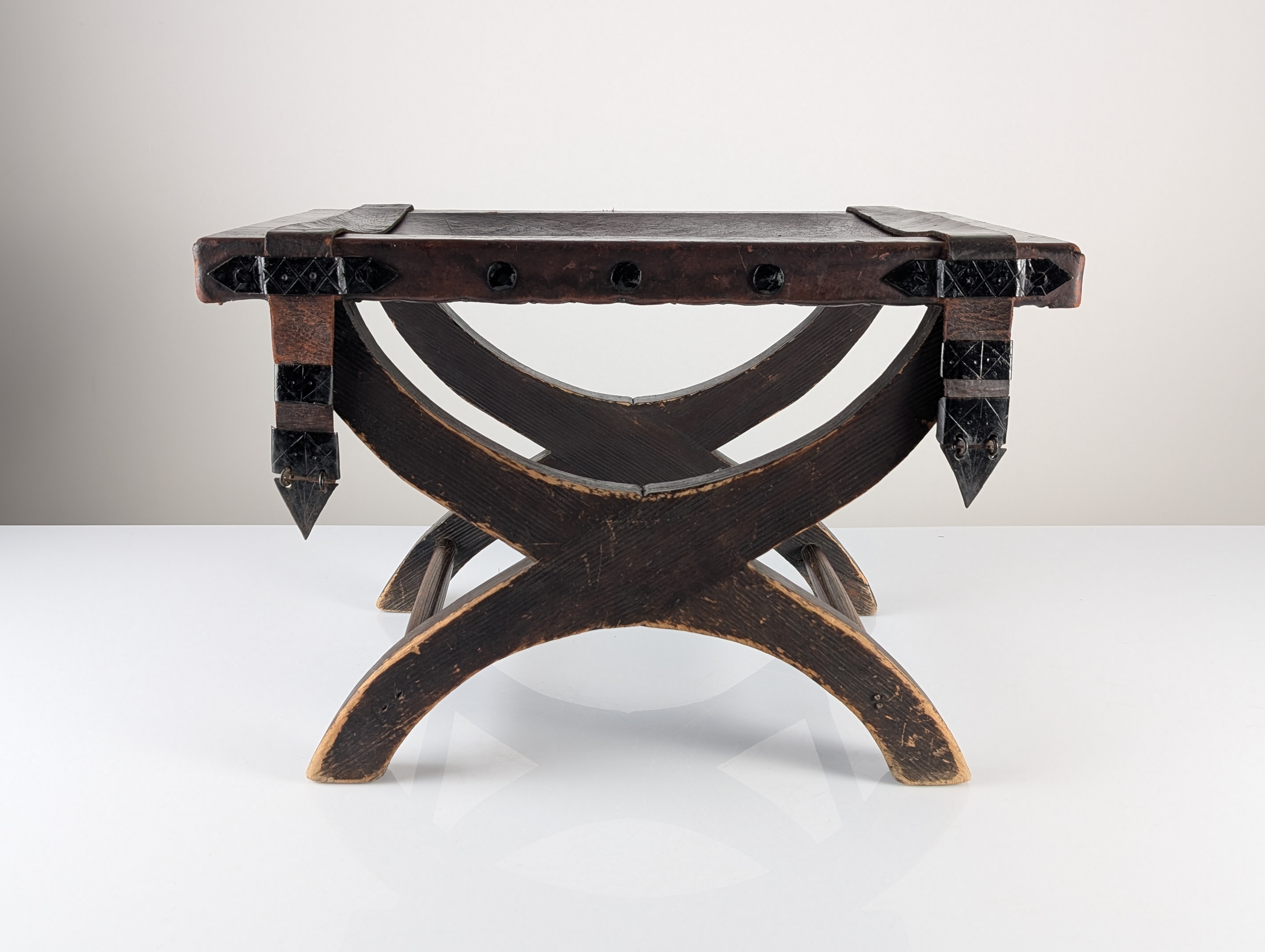 Taburete Curul Colonial de Cuero y Hierro Forjado, México, 1940s - Imagen 6