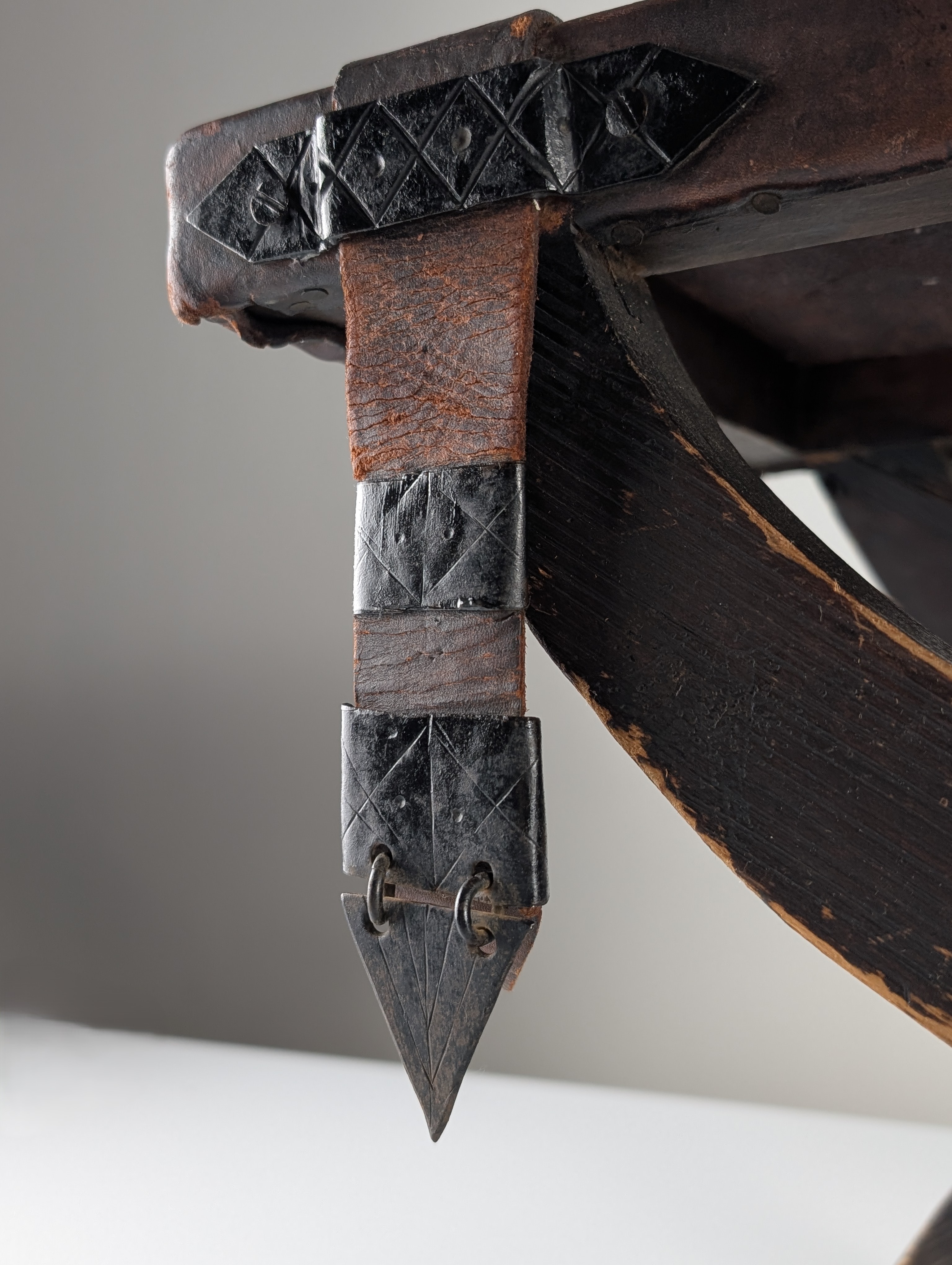 Taburete Curul Colonial de Cuero y Hierro Forjado, México, 1940s - Imagen 9