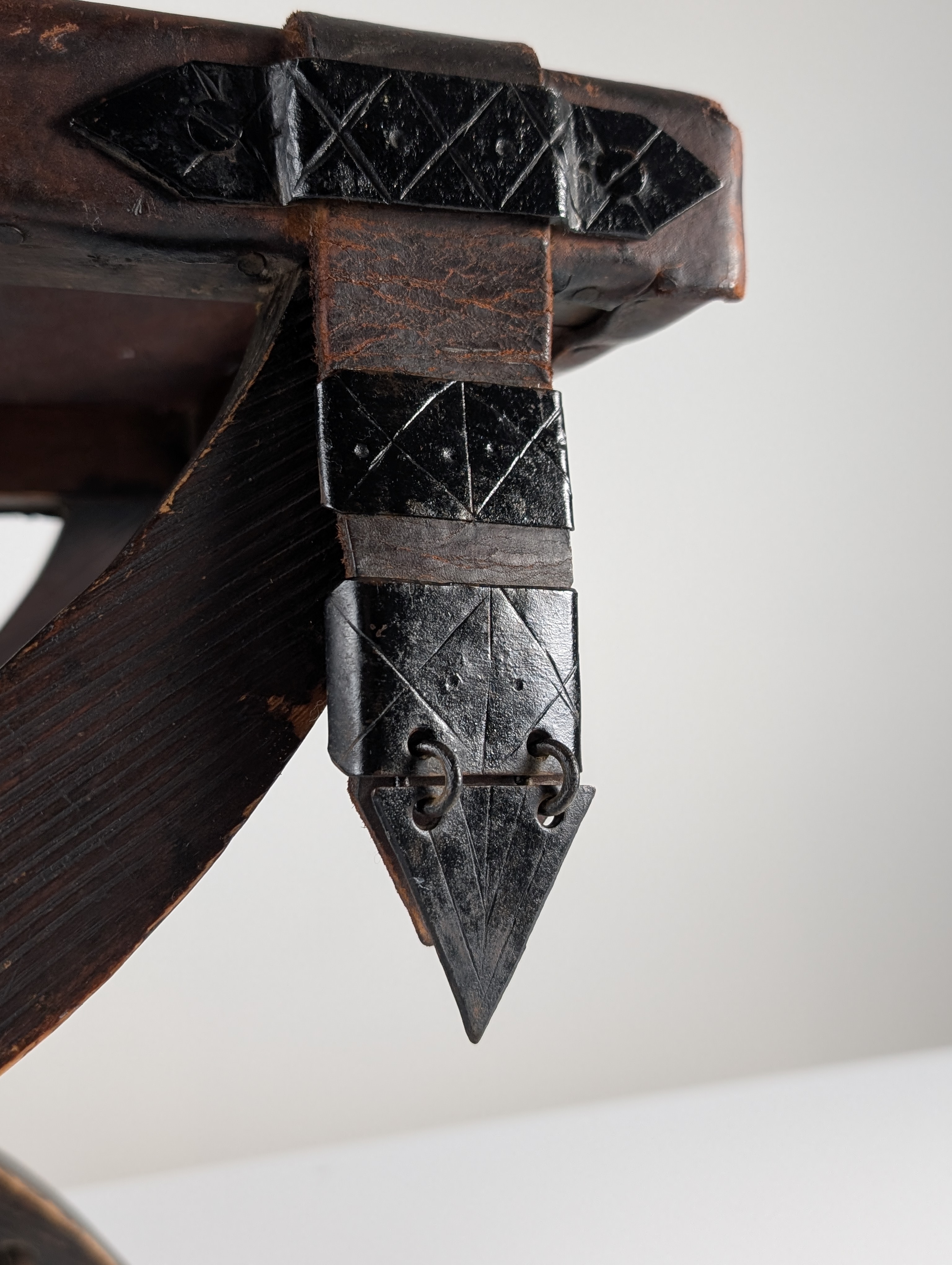 Taburete Curul Colonial de Cuero y Hierro Forjado, México, 1940s - Imagen 2