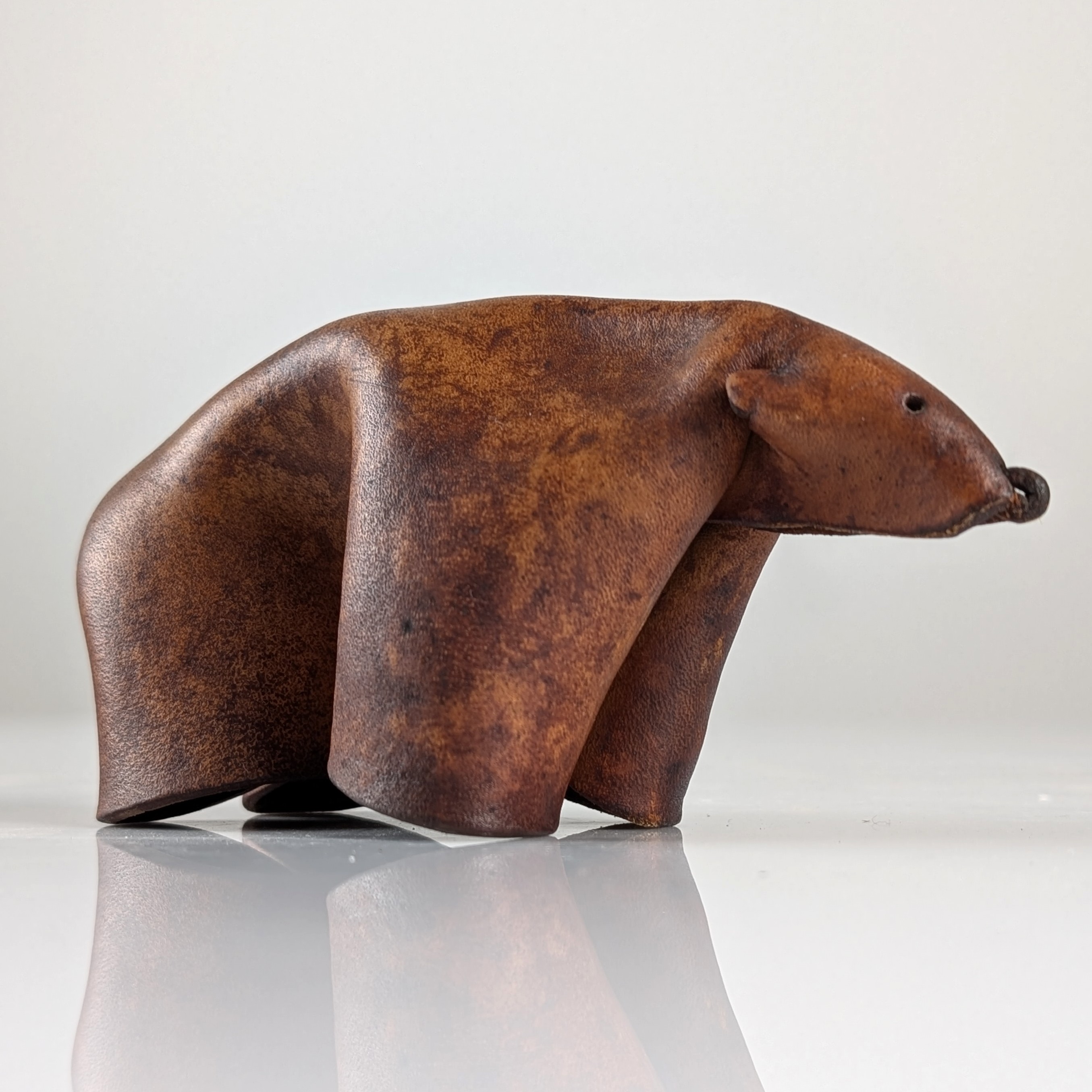 Escultura de Oso en Cuero Plegado Mid-Century Modern, Alemania, 1960s