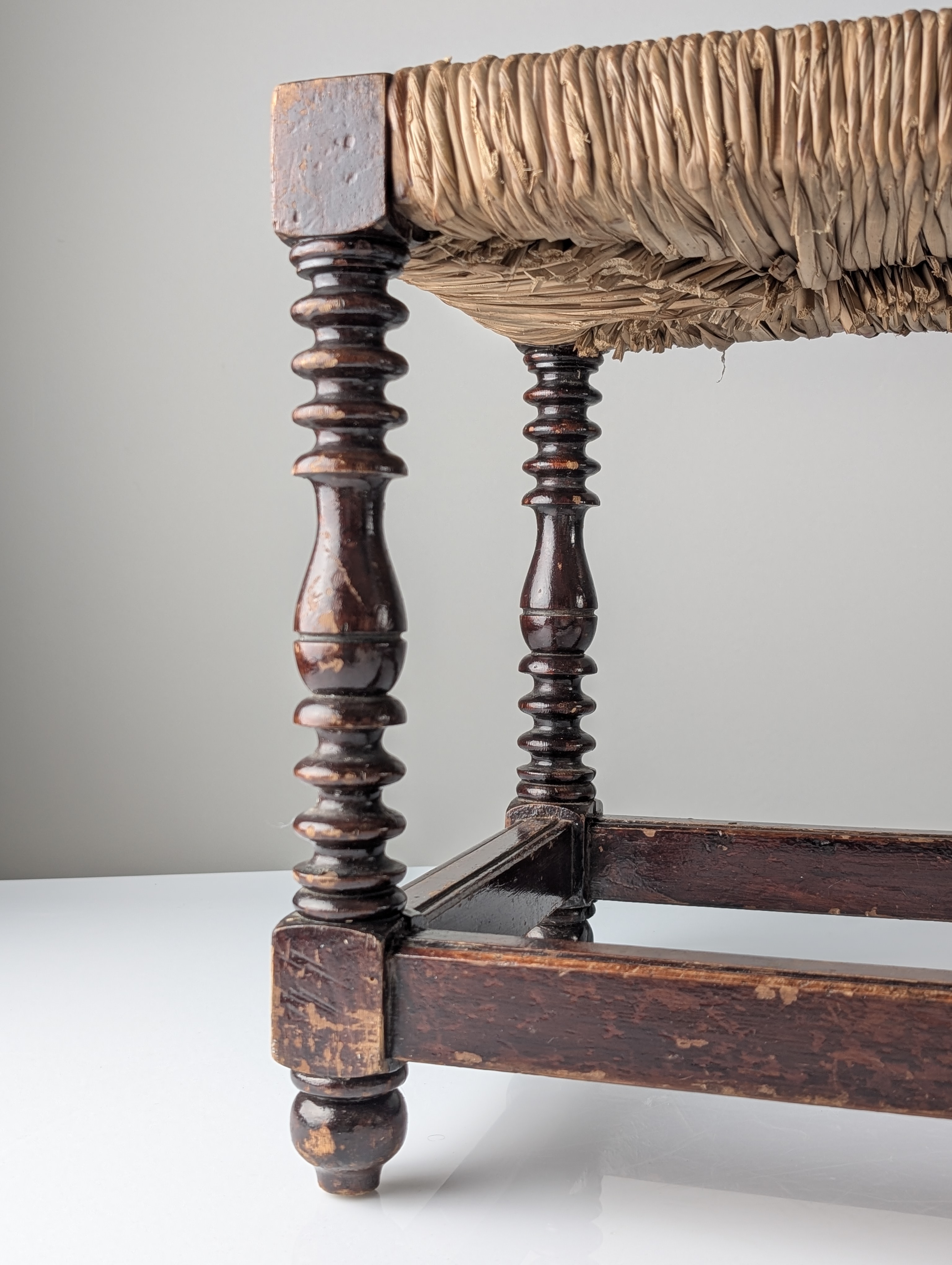 Banco Español Tradicional de Enea con Patas Torneadas, 1940s - Imagen 3