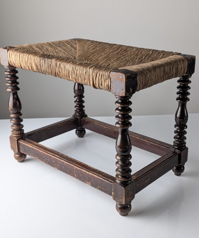 Banco Español Tradicional de Enea con Patas Torneadas, 1940s