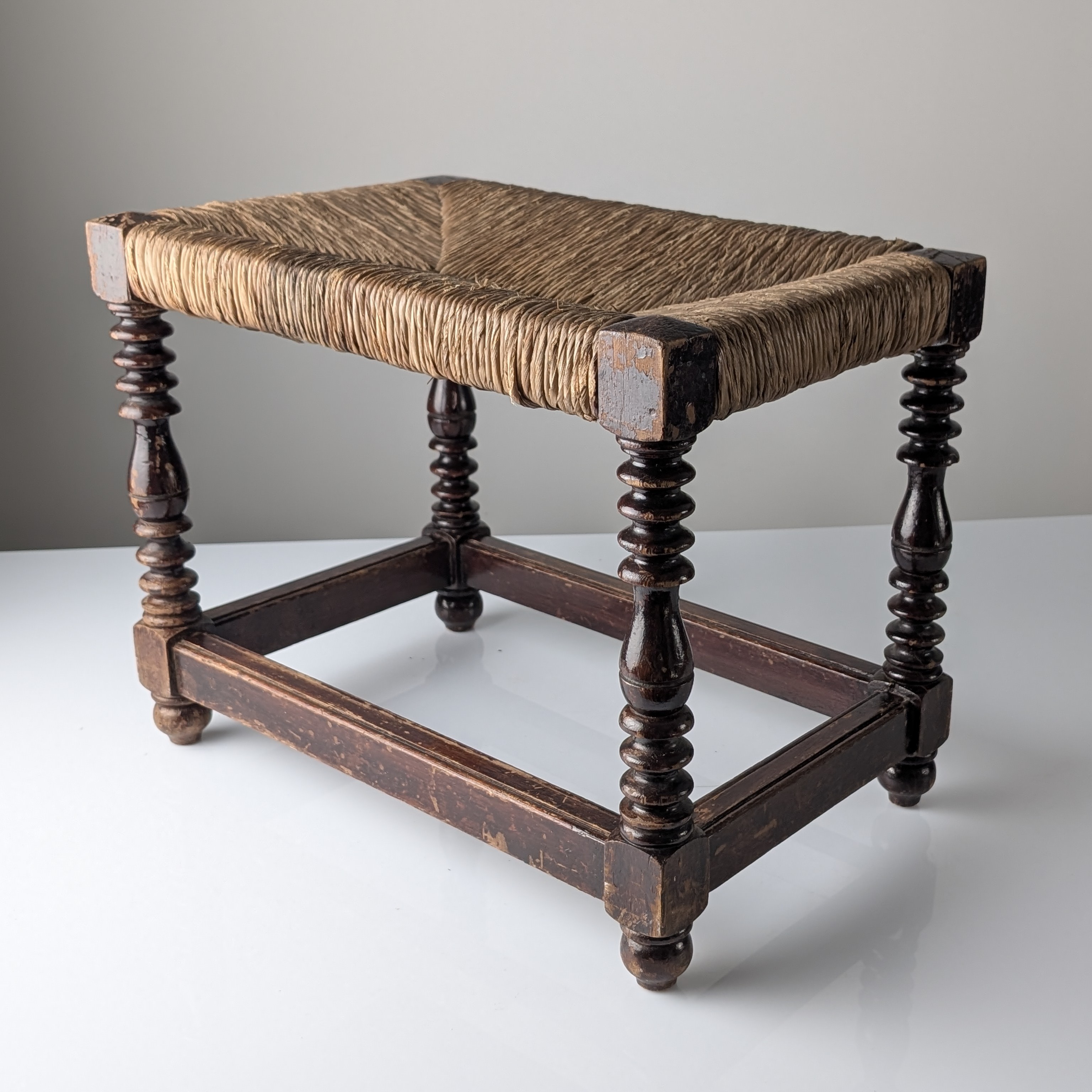 Banco Español Tradicional de Enea con Patas Torneadas, 1940s