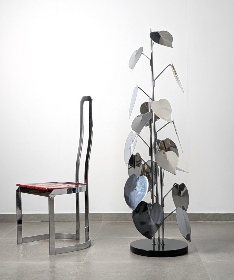 Escultura de Pie con Hojas de Cromo y Base Circular, 1970s