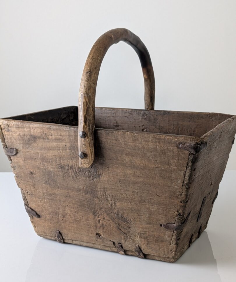 Cesta Leñera de Madera Antigua con Herrajes Forjados, Wabi-Sabi, Siglo XIX